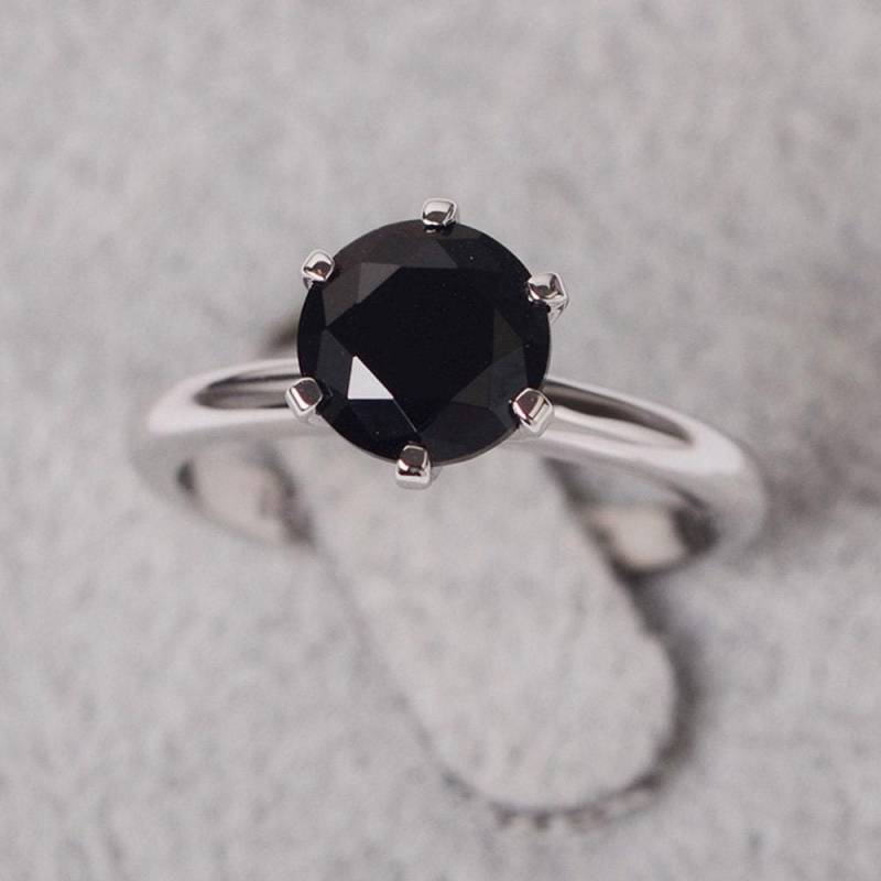 Schwarz Spinell Ring Sechs Krappenfassung Runden Schliff Solitärring Sterling Silber Verlobungsring von JackDesignJewelry