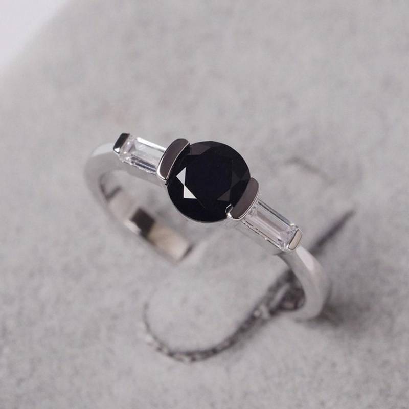 Schwarze Spinell Ringe Runde Form Schwarze Edelstein Weißgold von JackDesignJewelry