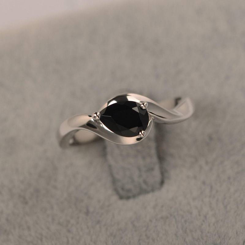 Schwarzer Spinell Ring Silber Solitär Verlobungsring Für Frauen Mit Schwarzem Edelstein Tropfenschliff von JackDesignJewelry