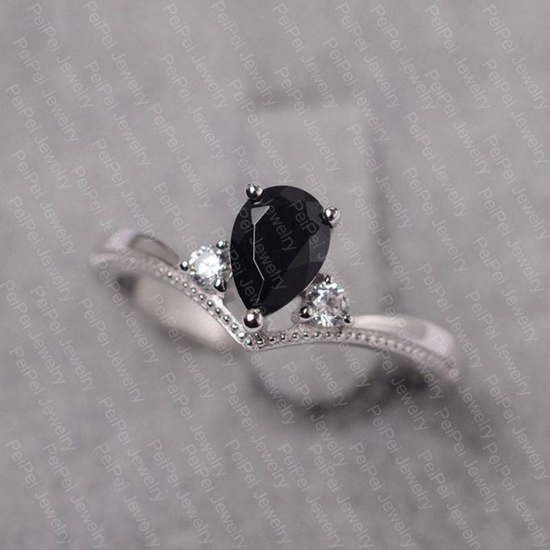 Schwarzer Spinellring Individueller Sterlingsilber Solitärring Mit Schwarzem Edelstein Im Tropfenschliff Für Sie von JackDesignJewelry