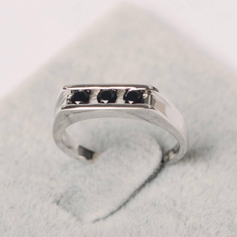 Schwarzer Spinellring Sterlingsilber Ehering Band Für Frauen Runden Geschnittenen Drei-Stein-Ring von JackDesignJewelry