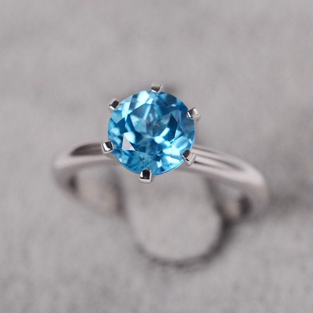 Schweizer Blautopas Ring Rundschliff Sechs Krappen Weißgold Solitär Verlobungsring von JackDesignJewelry