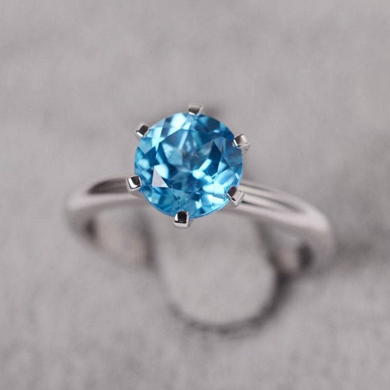 Schweizer Blautopas Ring Rundschliff Sechs Krappen Weißgold Solitär Verlobungsring von JackDesignJewelry