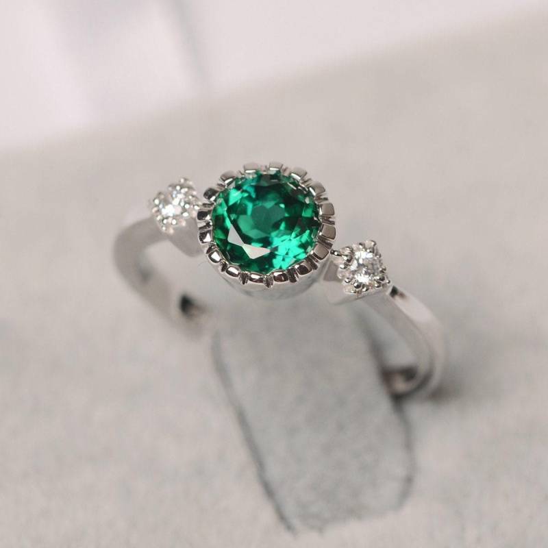 Smaragd Ring Mai Geburtsstein Weißgold Verlobungsring Für Frauen Rundschliff Grüner Edelstein von JackDesignJewelry
