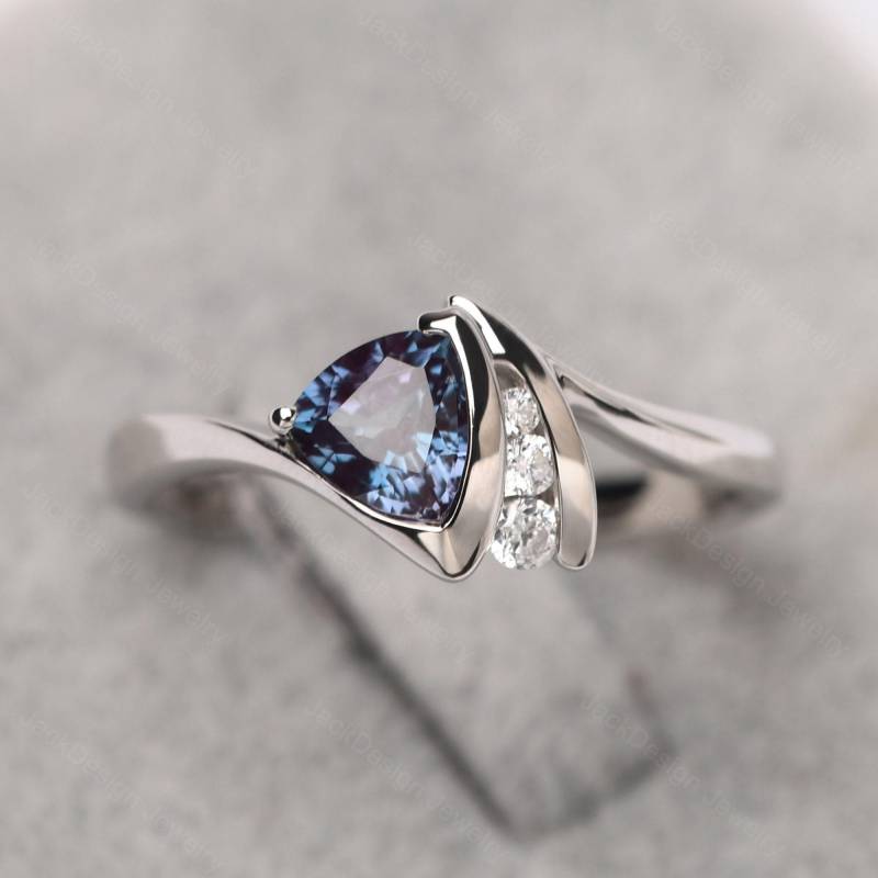 Trillion Cut Alexandrit Ehering Juni Birthstone Einzigartiges Design Farbwechsel Zarter Ring von JackDesignJewelry