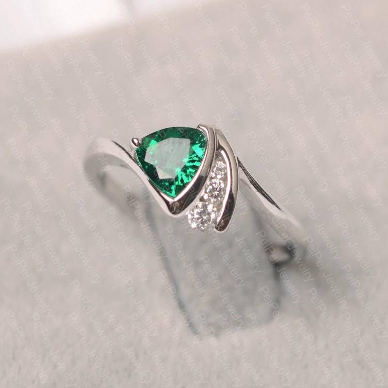 Trillion Geschliffener Smaragd Ring Sterling Silber Verlobungsring Mai Geburtsstein von JackDesignJewelry