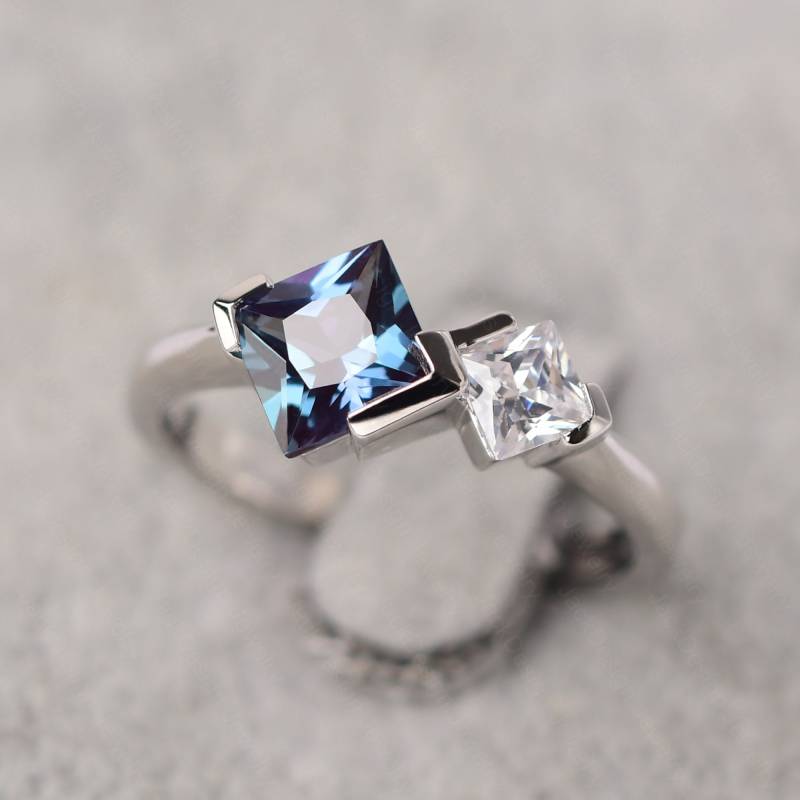 Einzigartige 2 Stein Ring Sterling Silber Princess Cut Alexandrit Verlobungsring Juni Birthstone von JackDesignJewelry