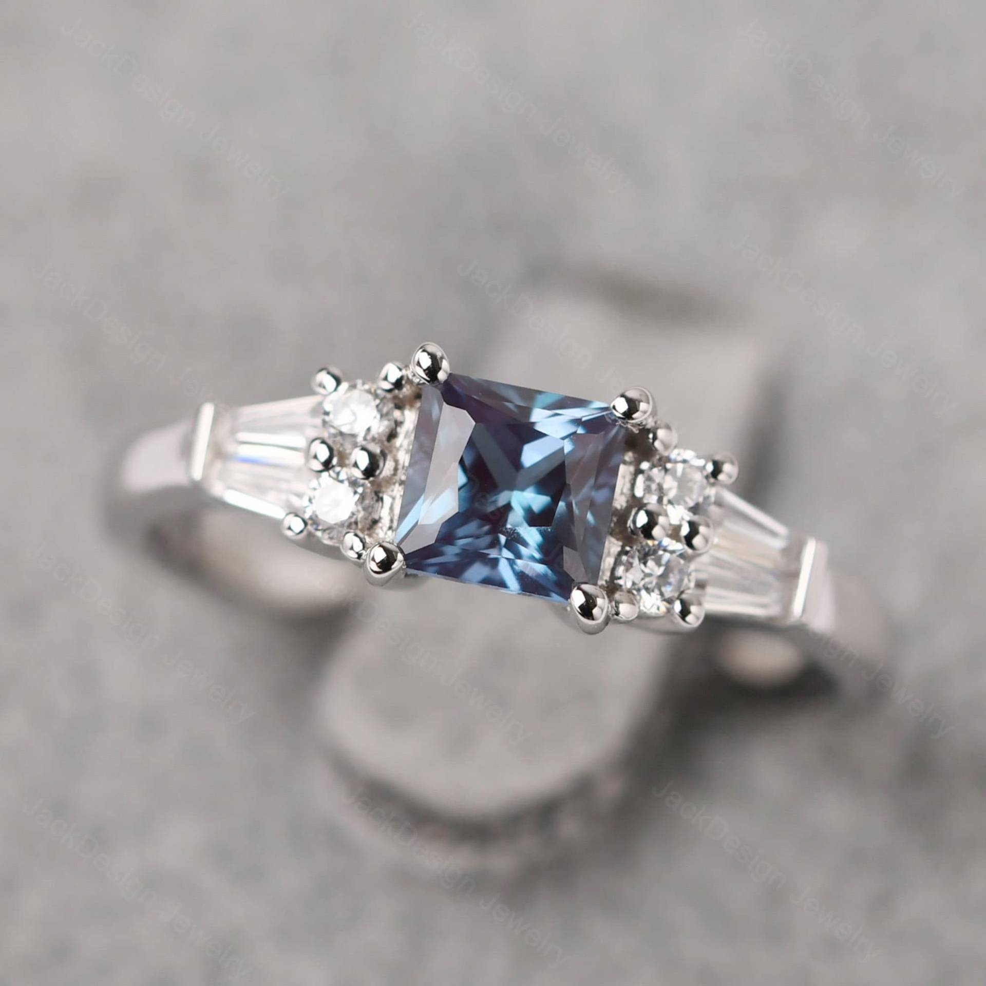Einzigartiger Alexandrit Verlobungsring Mit Princess Cut Sterling Silber Juni Geburtsstein Seitenstein Einzigartiger Alexandrit Verlobungsring Mit Princess Cut Sterling Silber Juni Geburtsstein Seitenstein von JackDesignJewelry