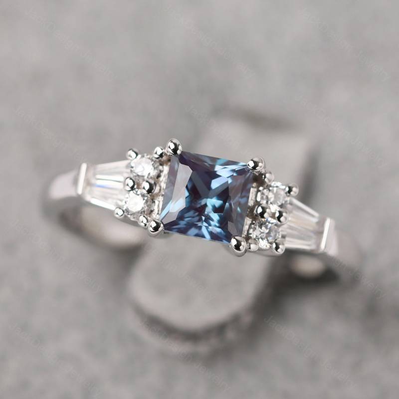 Einzigartiger Alexandrit Verlobungsring Mit Princess Cut Sterling Silber Juni Geburtsstein Seitenstein von JackDesignJewelry