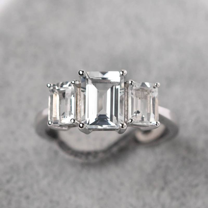 Vintage Weiß Topas Drei Stein Verlobungsring Massiv Silber Smaragd Cut Mütter Ring November Birthstone von JackDesignJewelry