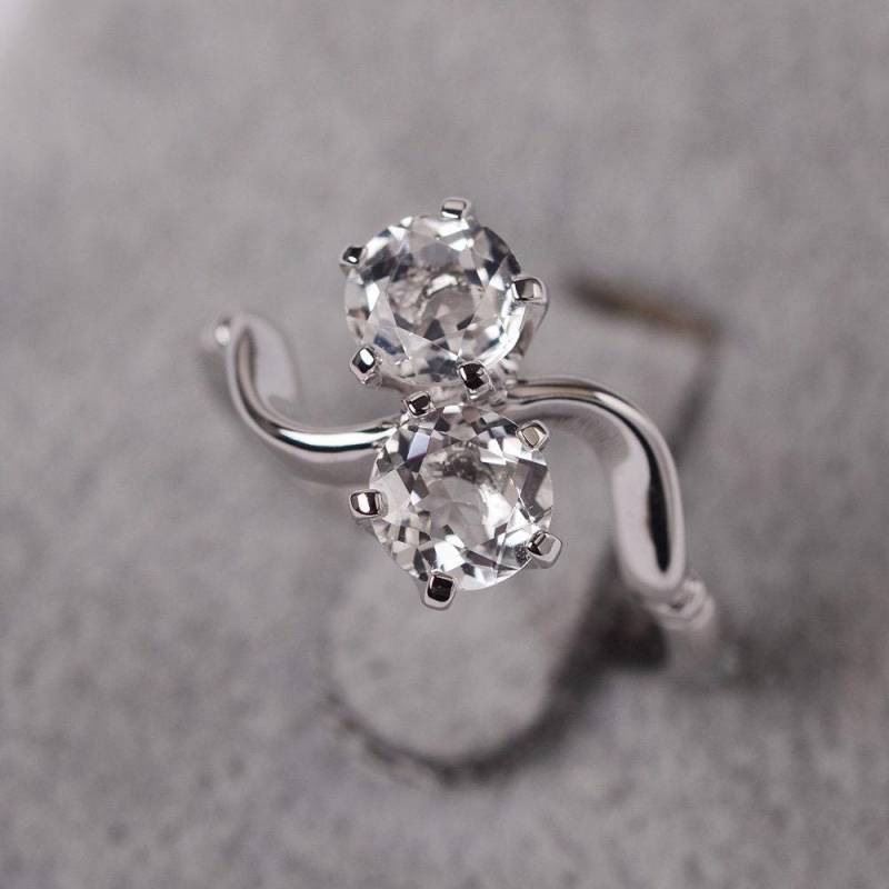 Weißer Topasring Rundschliff Zwei Steinring Sterling Silber Verlobungsring von JackDesignJewelry