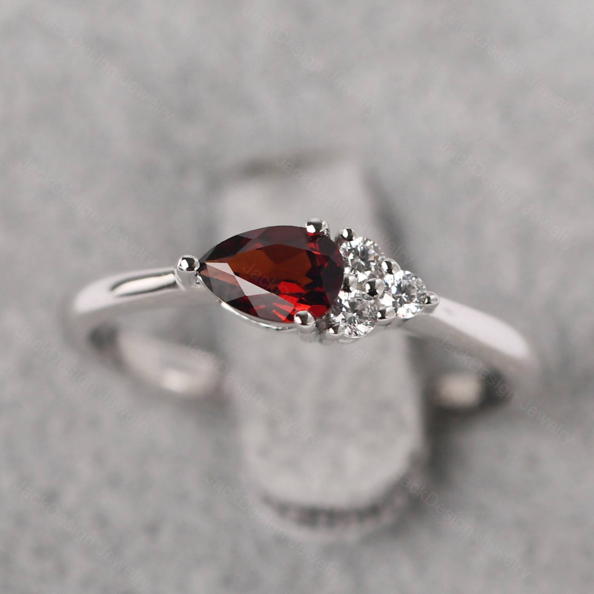 Zarte Granat Cluster Statement Ring Sterlingsilber Träne Förmige Januar Birthstone Zarte Granat Cluster Statement Ring Sterlingsilber Träne Förmige Januar Birthstone von JackDesignJewelry