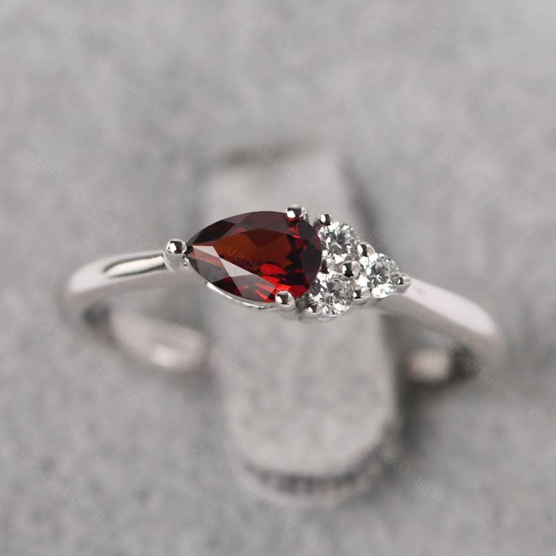 Zarte Granat Cluster Statement Ring Sterlingsilber Träne Förmige Januar Birthstone von JackDesignJewelry