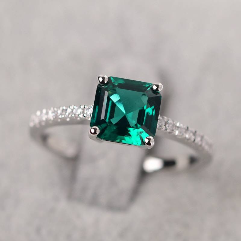 Zarte Smaragd Jubiläumsring Asscher Cut 14K Weißgold Mai Birthstone Ring von JackDesignJewelry