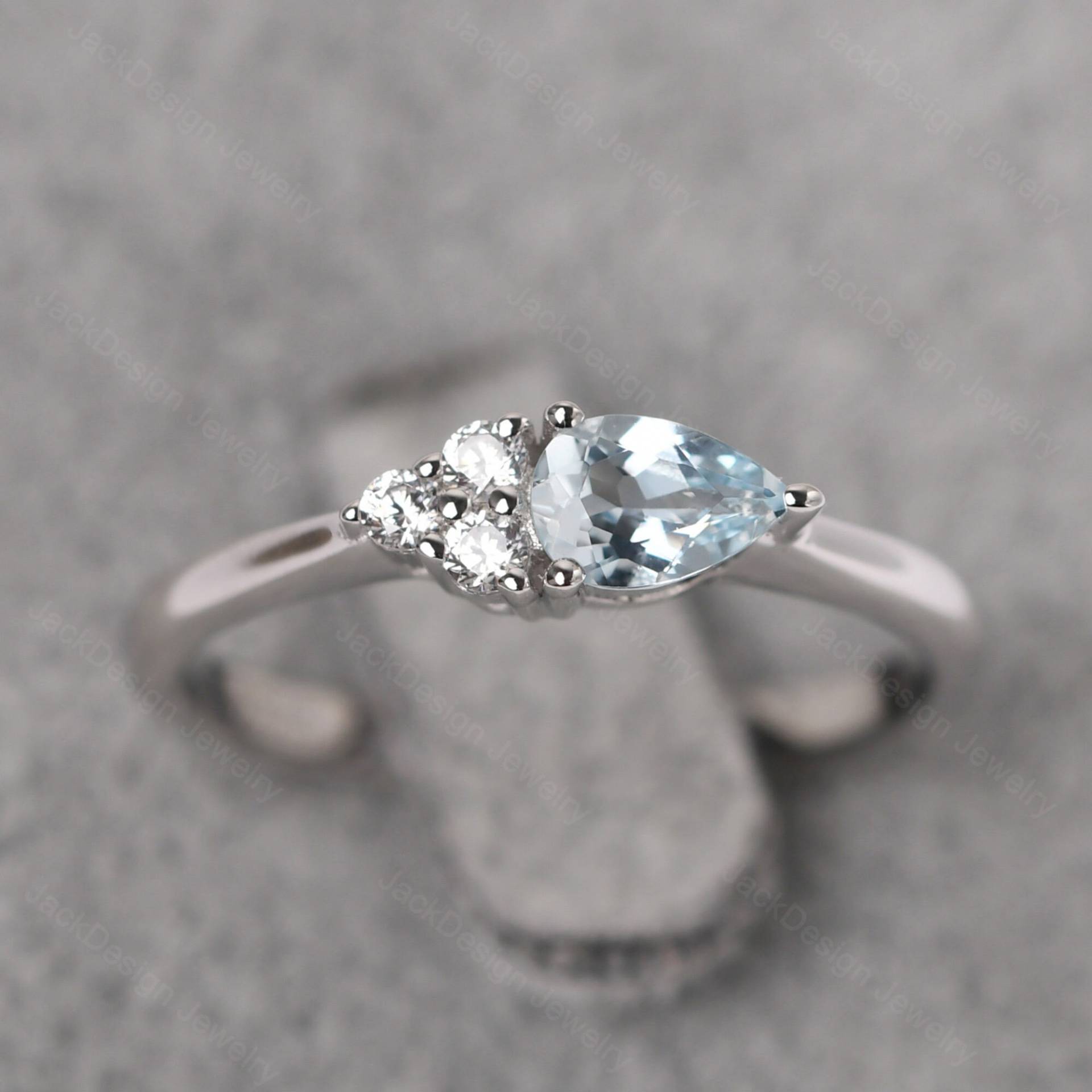 Zierlicher Aquamarin Vorschlag Ring Sterling Silber Tear Drop Shaped März Birthstone Zierlicher Aquamarin Vorschlag Ring Sterling Silber Tear Drop Shaped März Birthstone von JackDesignJewelry