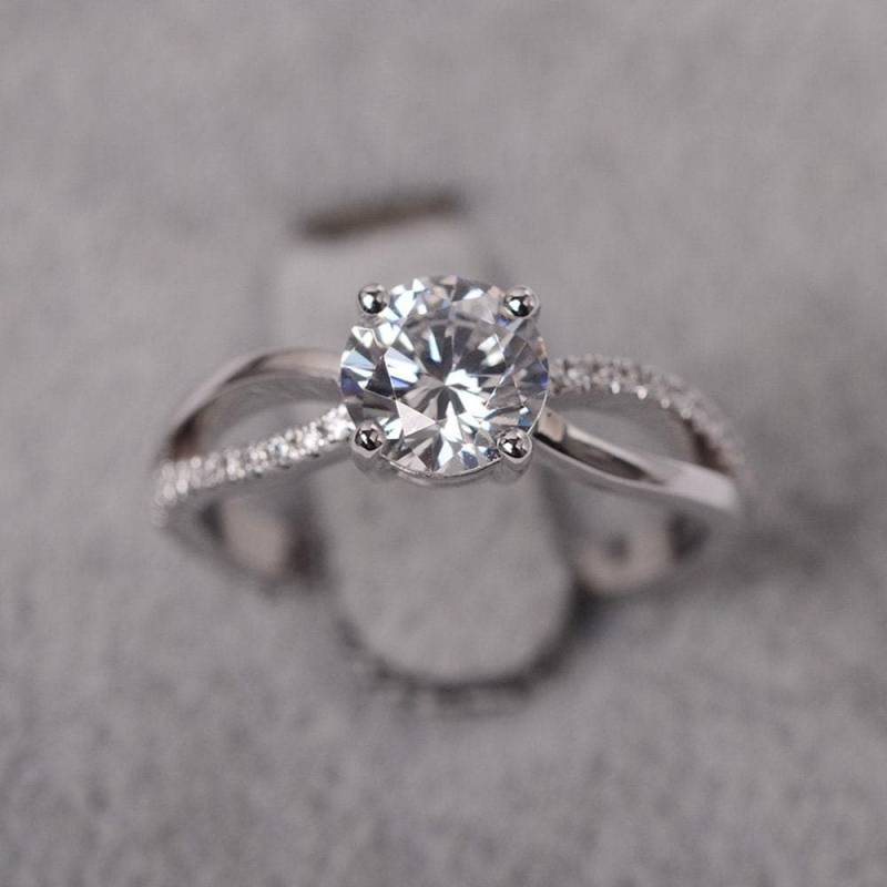 Zirkonia Verlobungsring Rundschliff Simulierter Diamant Ehering Für Frauen von JackDesignJewelry