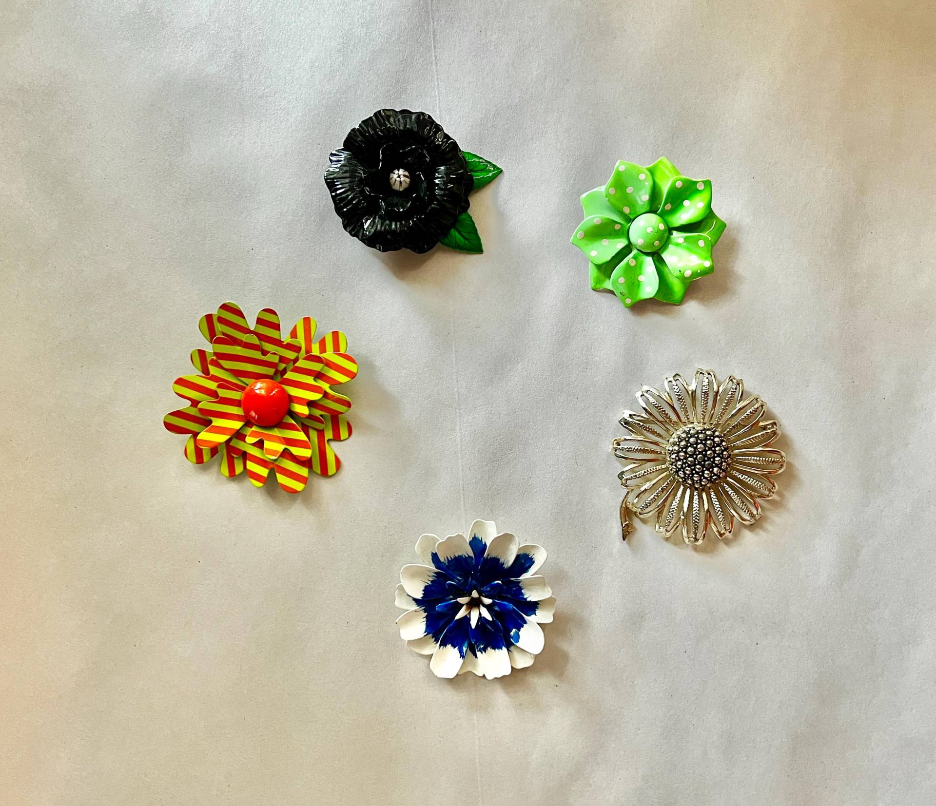 True Vintage 60Er Jahre Mod Broschen//Mod Flower Pins//Flower Power Broschen//1960S-70S Bright Pins//Wird Als Lot Oder Einzeln Verkauft von JackLovesJillVintage