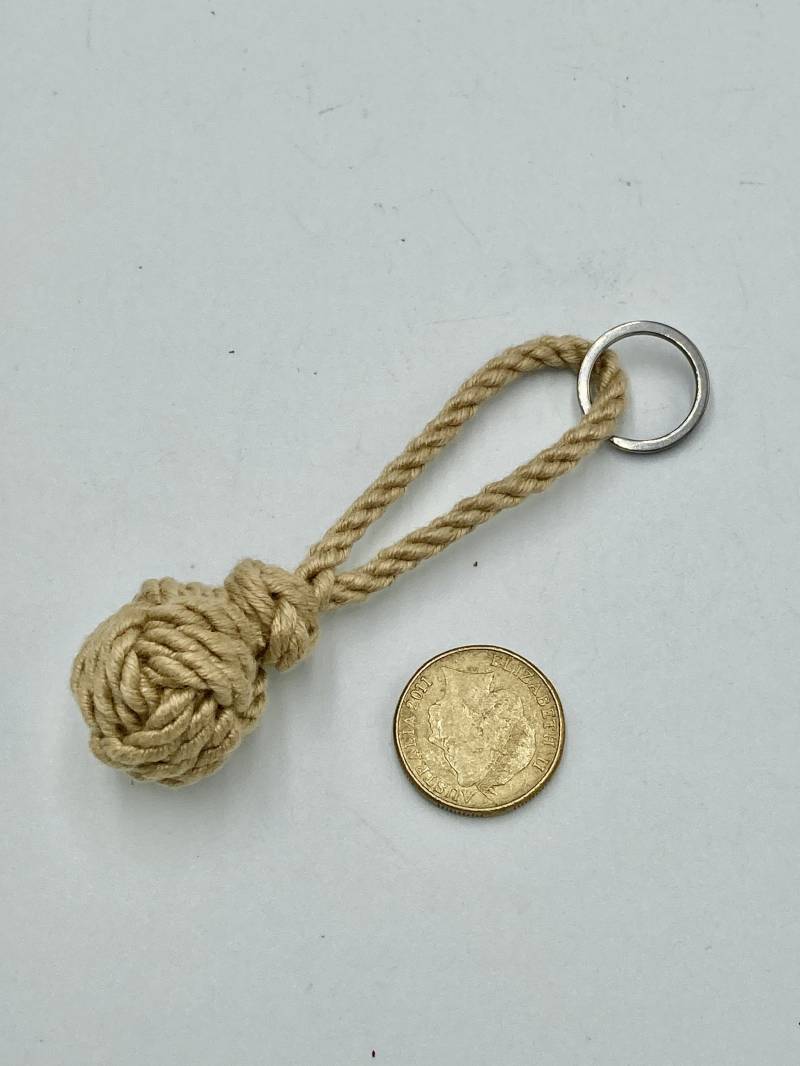 Monkey Fist Schlüsselanhänger Beige Handgemachte Seil Affenfaust Knoten Und Edelstahl Monkey Fist Schlüsselanhänger Beige Handgemachte Seil Affenfaust Knoten Und Edelstahl von JackTarsLocker