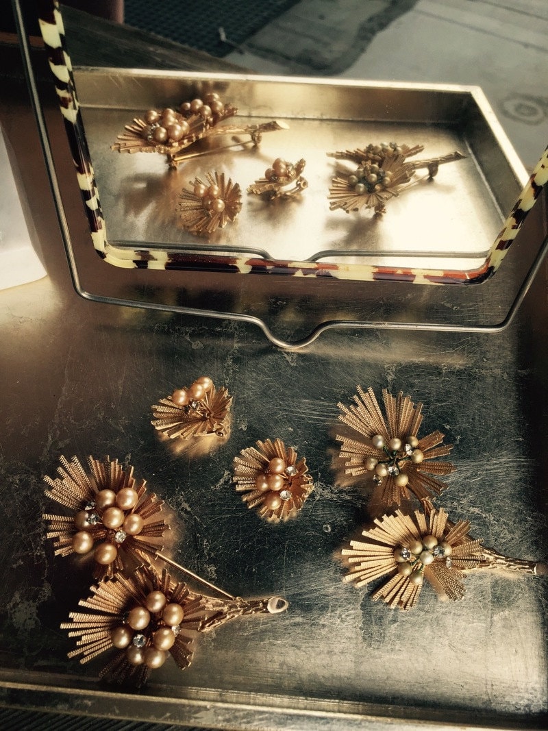 Vintage Vergoldet Clip-On Ohrringe Und Pin Set von JackandLolaStyle