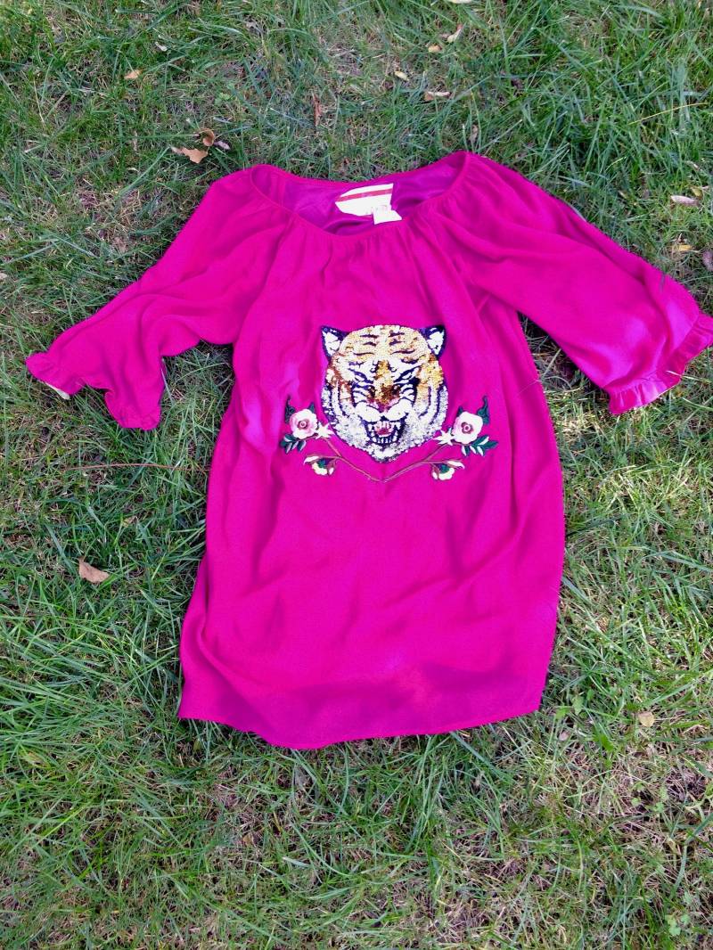 Modekleid Designer Inspiriertes Kleid Unikat Tigerkleid Fuchsia Bequemes Pailletten Tiger & Blumen Modekleid Designer Inspiriertes Kleid Unikat Tigerkleid Fuchsia Bequemes Pailletten Tiger & Blumen von JackedByJill