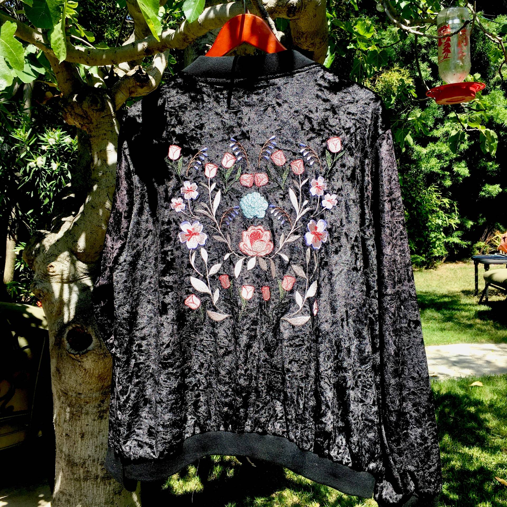 xxl Schwarze Velourjacke Mit Blumen xxl Schwarze Velourjacke Mit Blumen von JackedByJill