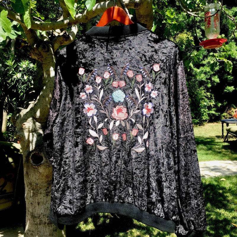 xxl Schwarze Velourjacke Mit Blumen xxl Schwarze Velourjacke Mit Blumen von JackedByJill