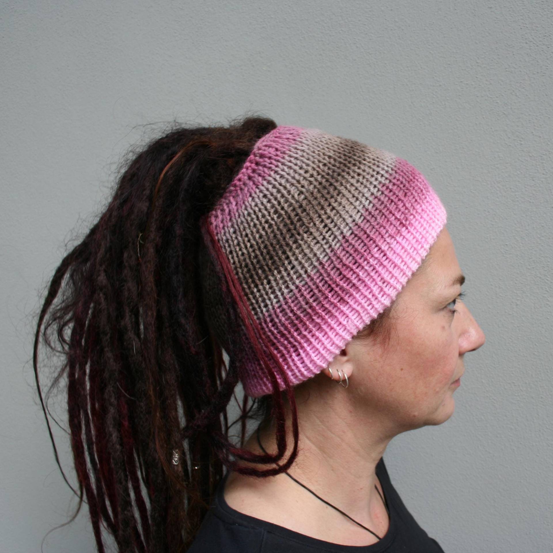 Handmade Pink-Red-Gray Ombre Dread Head Tube - Blend Hat Hippie Beanie Handgemachte Mütze in Rosa-Rot-Grau Verlauf von JackiandJack