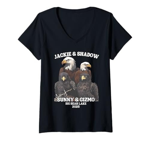 Damen Jackie und Shadow Sunny und Gizmo Big Bear Lake 2025 T-Shirt mit V-Ausschnitt Damen Jackie und Shadow Sunny und Gizmo Big Bear Lake 2025 T-Shirt mit V-Ausschnitt von Jackie and Shadow Bald Eagle Family Tee