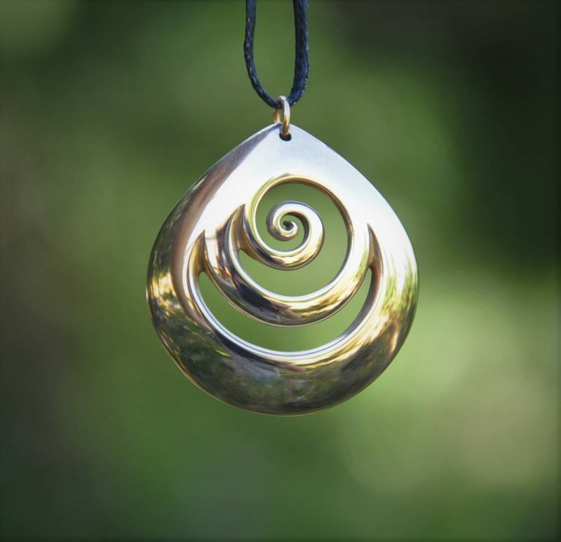 Maori Koru Anhänger Aus Bronze, Beweglich An Schwarzem Verstellbarem Lederband Maori Koru Anhänger Aus Bronze, Beweglich An Schwarzem Verstellbarem Lederband von JackieTump