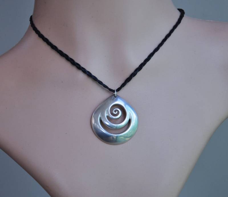 Maori Koru in Massivem Sterling Silber 925 Anhänger. Handgefertigt Neuseeland Maori Koru in Massivem Sterling Silber 925 Anhänger. Handgefertigt Neuseeland von JackieTump