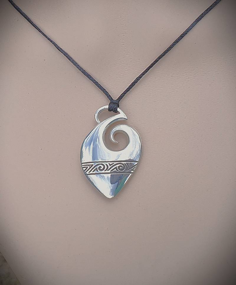 sterling Silber Maori Fish Hook Anhänger ~ Hei Matau - Handarbeit Aus Neuseeland sterling Silber Maori Fish Hook Anhänger ~ Hei Matau - Handarbeit Aus Neuseeland von JackieTump