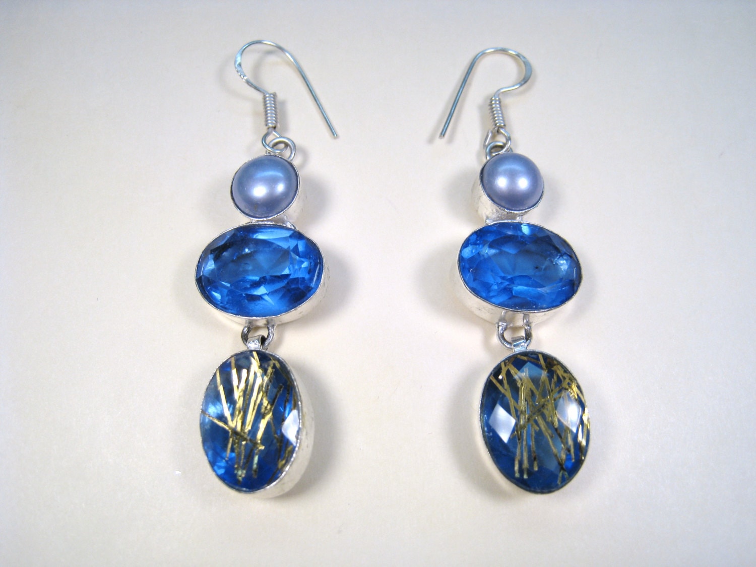 Blaue Goldene Rutil, Fluss Perle & 16, 24 Ctw Iolith Ohrringe - 925 Sterling Silber Blaue Goldene Rutil, Fluss Perle & 16, 24 Ctw Iolith Ohrringe - 925 Sterling Silber von JackiesJewelryBooks