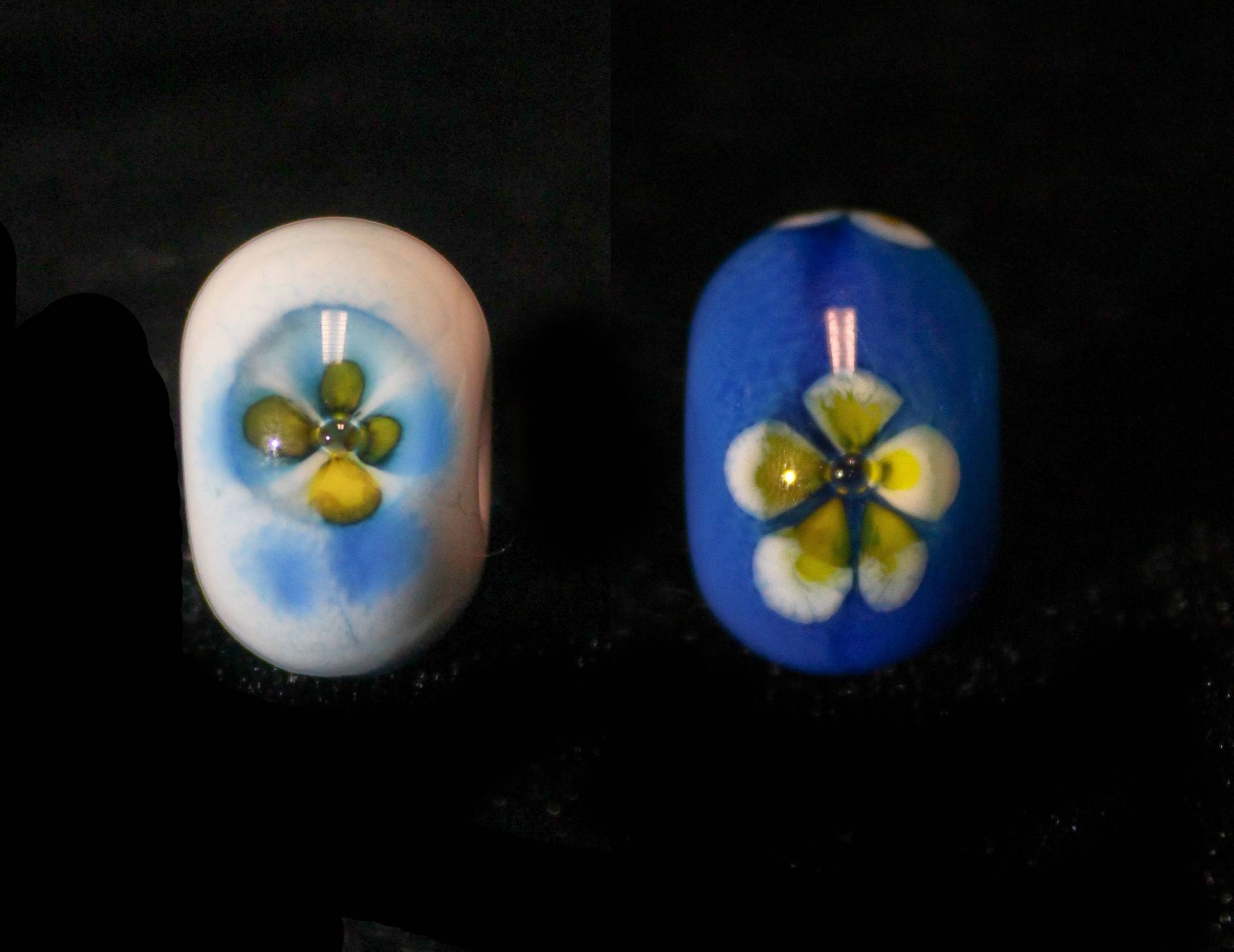 Blumenperle, Royalblau Oder Weiß Blumenperle, Royalblau Oder Weiß von JackofWonderland
