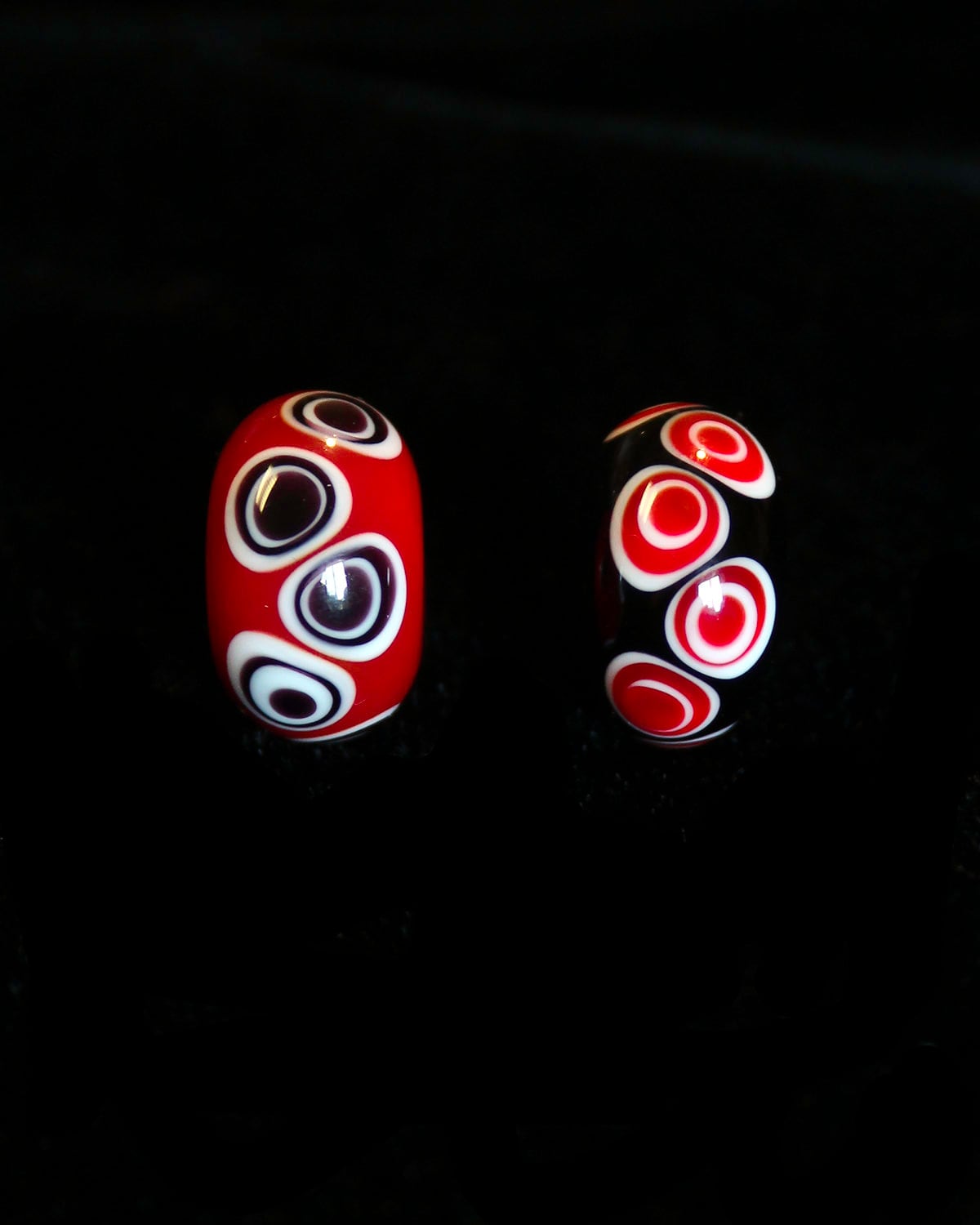 Handgefertigte Bullseye Perle in Den Farben Rot Und Schwarz Handgefertigte Bullseye Perle in Den Farben Rot Und Schwarz von JackofWonderland