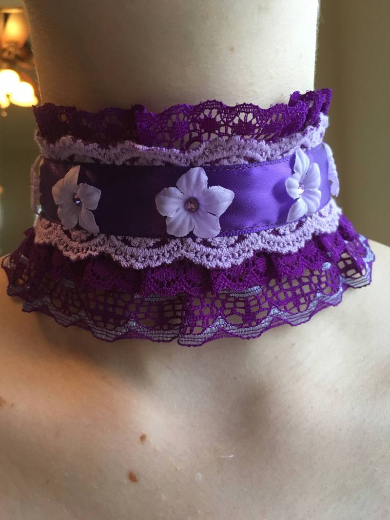 Ausgefallene Sehr Lila Spitze Und Band Halsband Stoffblumen Mit Strass von Jackofmany