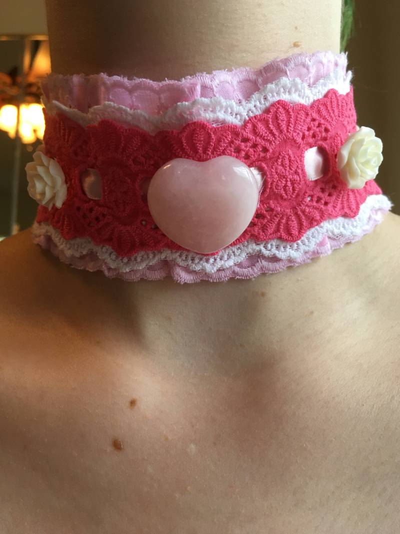 Blass Rosa Weiß Und Heiße Spitze Band Halsband Weißen Rosen Rosenquarz Herz-Anhänger von Jackofmany