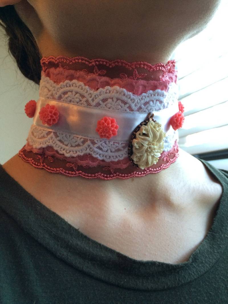 Breite Rosa Spitze Und Überbacken Weißer Blume Halskette von Jackofmany