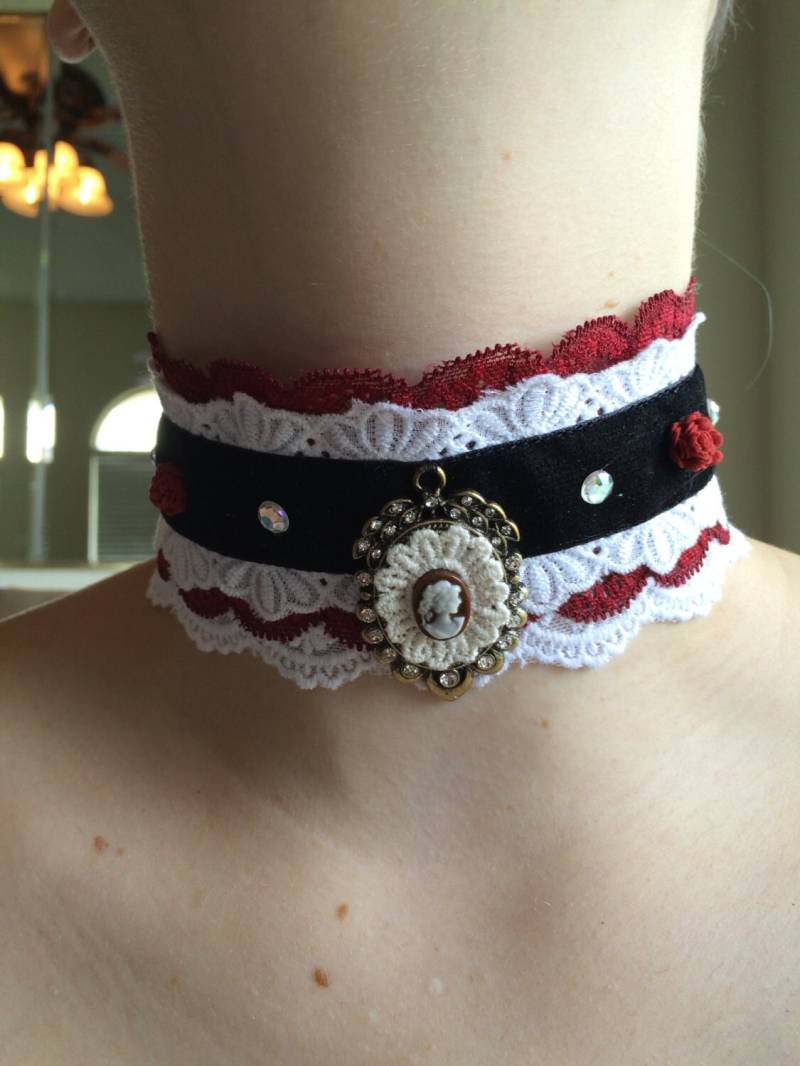 Cranberry Spitze Und Gold Cameo Collier Halskette von Jackofmany