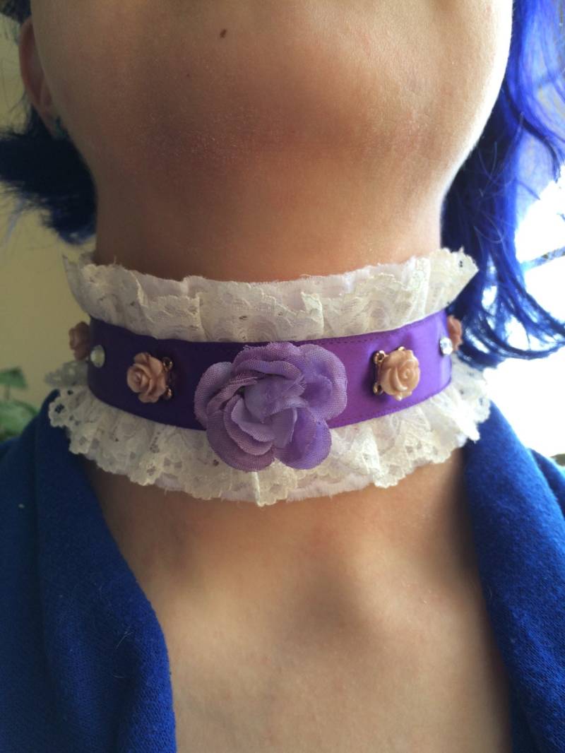 Dunkel Lila Strass Große Rose Und Kleine Kunststoff Rosen Collier Halskette von Jackofmany