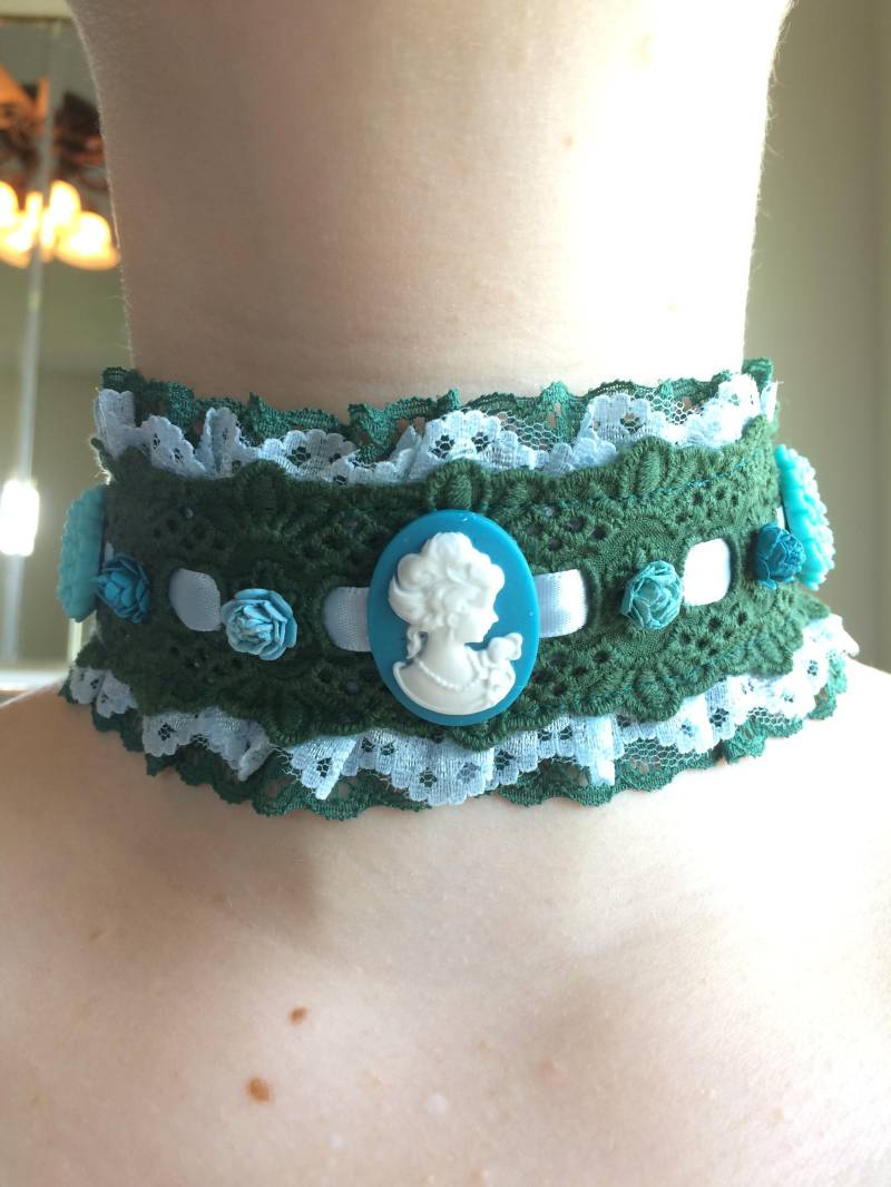 Fancy Grün Blau Kamee Blaue Blumen Und Rosen Halsband Halskette von Jackofmany