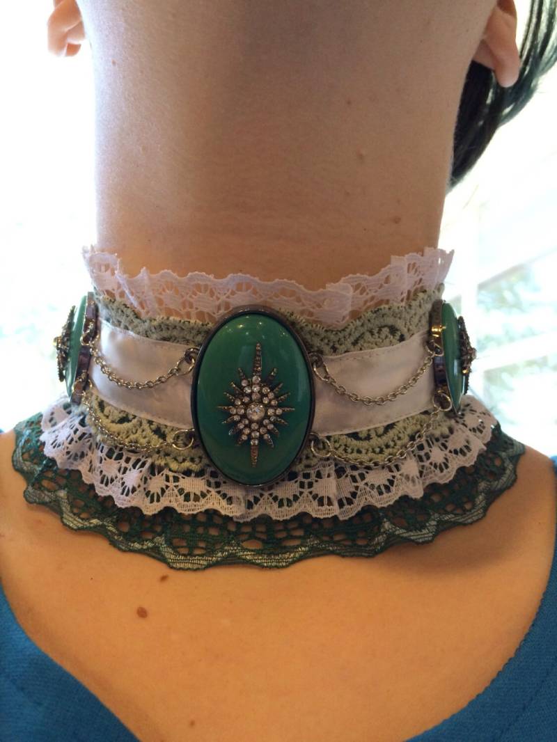 Grüne Und Weiße Art Deco Mit Silber Kette Halsband von Jackofmany