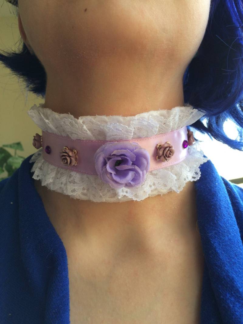 Licht Lila Strass Große Rose Und Kleine Kunststoff Rosen Collier Halskette von Jackofmany