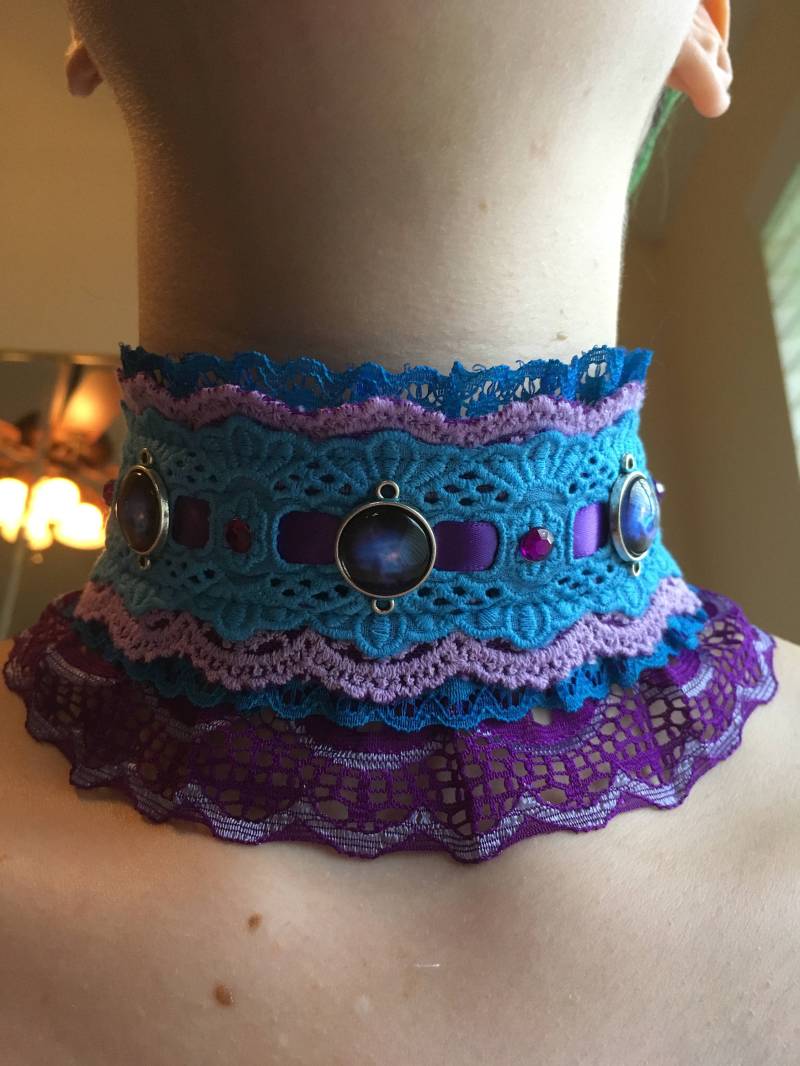 Lila Und Blau Spitze Band Halsband Galaxie Christbaumkugeln Mit Strass von Jackofmany
