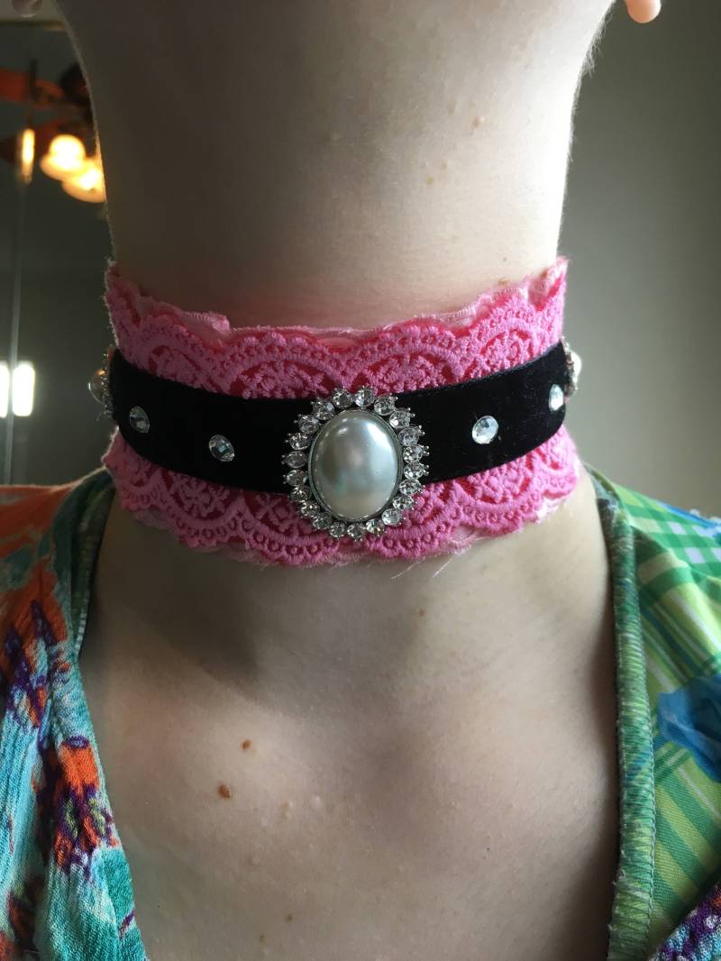 Rosa, Schwarzes Samtband Überbacken Spitze Und Perlen Halskette von Jackofmany