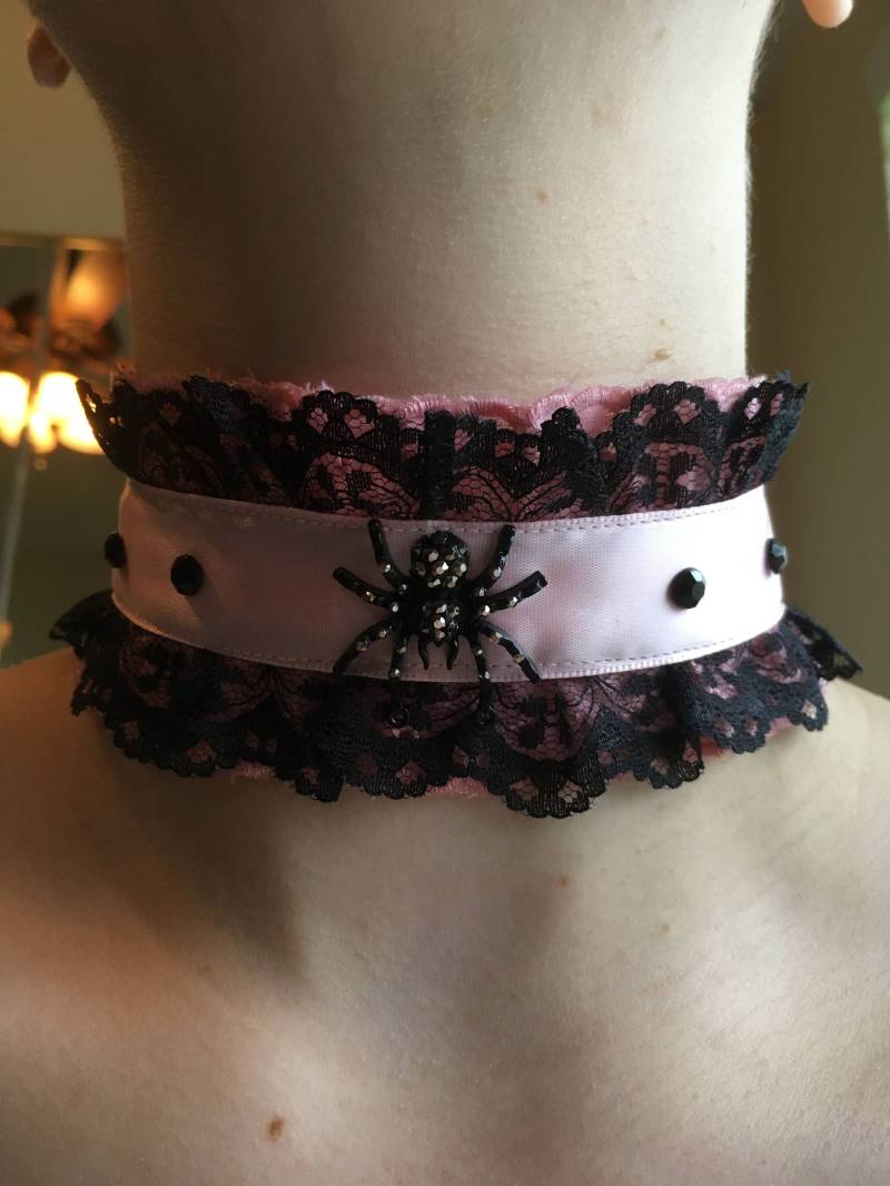 Rosa Und Schwarz Spitze Band Spinne Halsband Mit Schwarzen Strass von Jackofmany