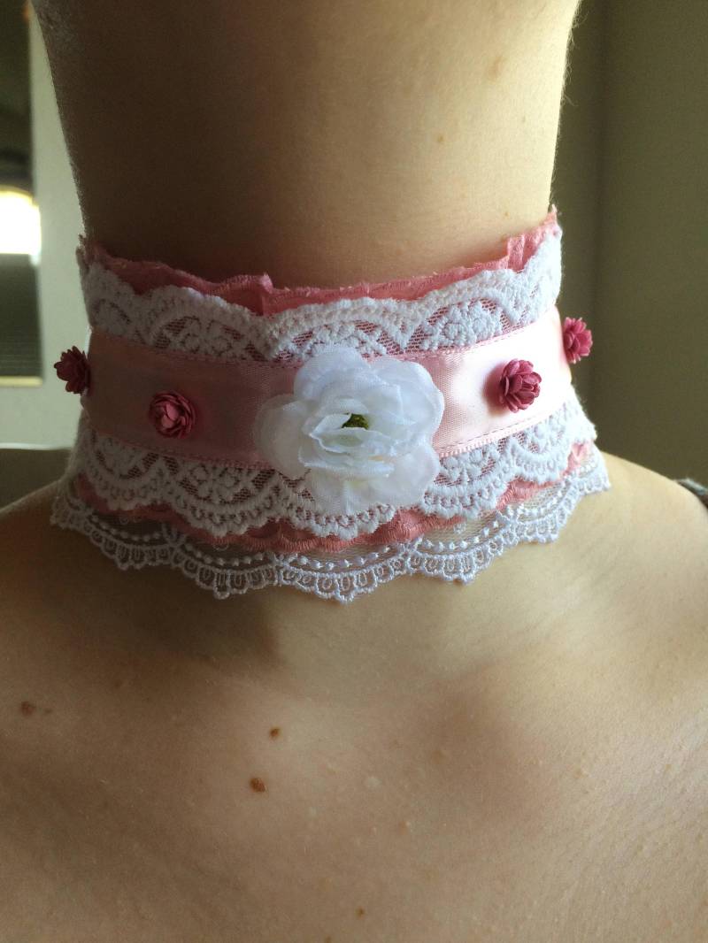 Rosa Weiße Spitze Große Rose Und Kleinen Rosa Rosen-Halsband von Jackofmany