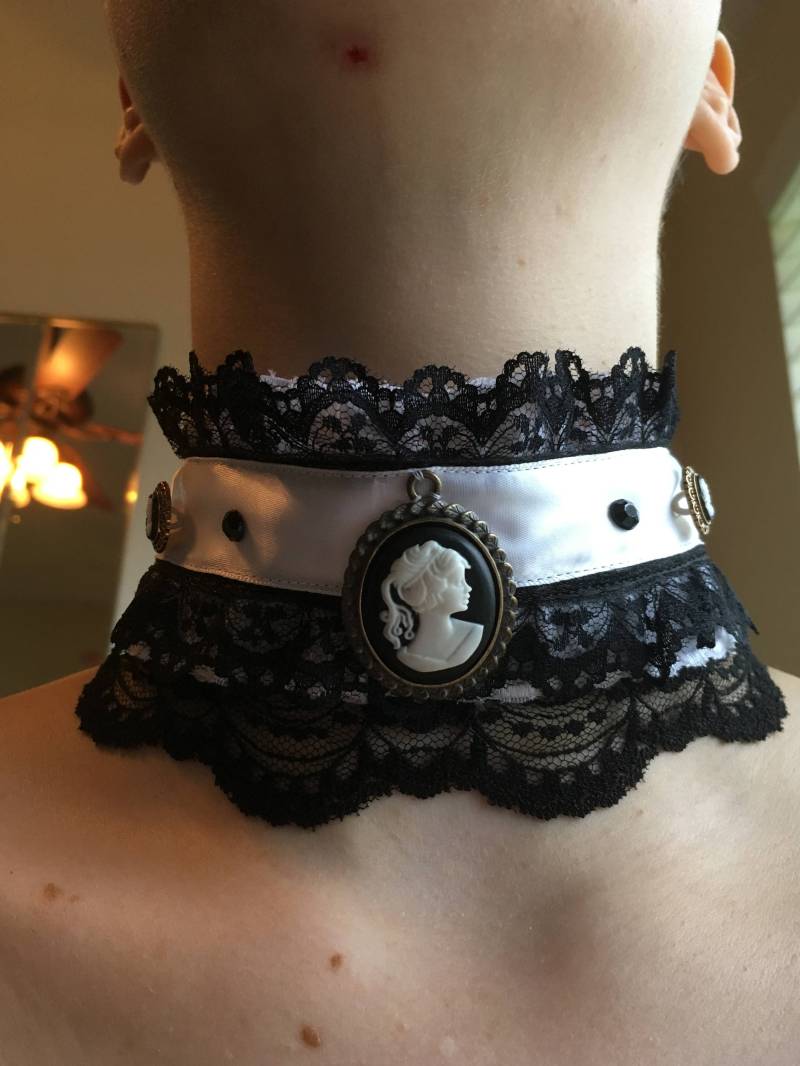 Schwarz Und Weiß Spitze Band Halsband Kamee-Knöpfe Mit Schwarzem Strass von Jackofmany