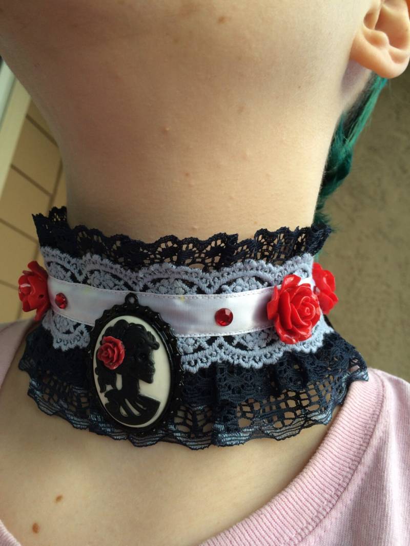 Schwarz Und Weiß-Spitze Mit Roten Rosen Skelett Cameo Halskette von Jackofmany