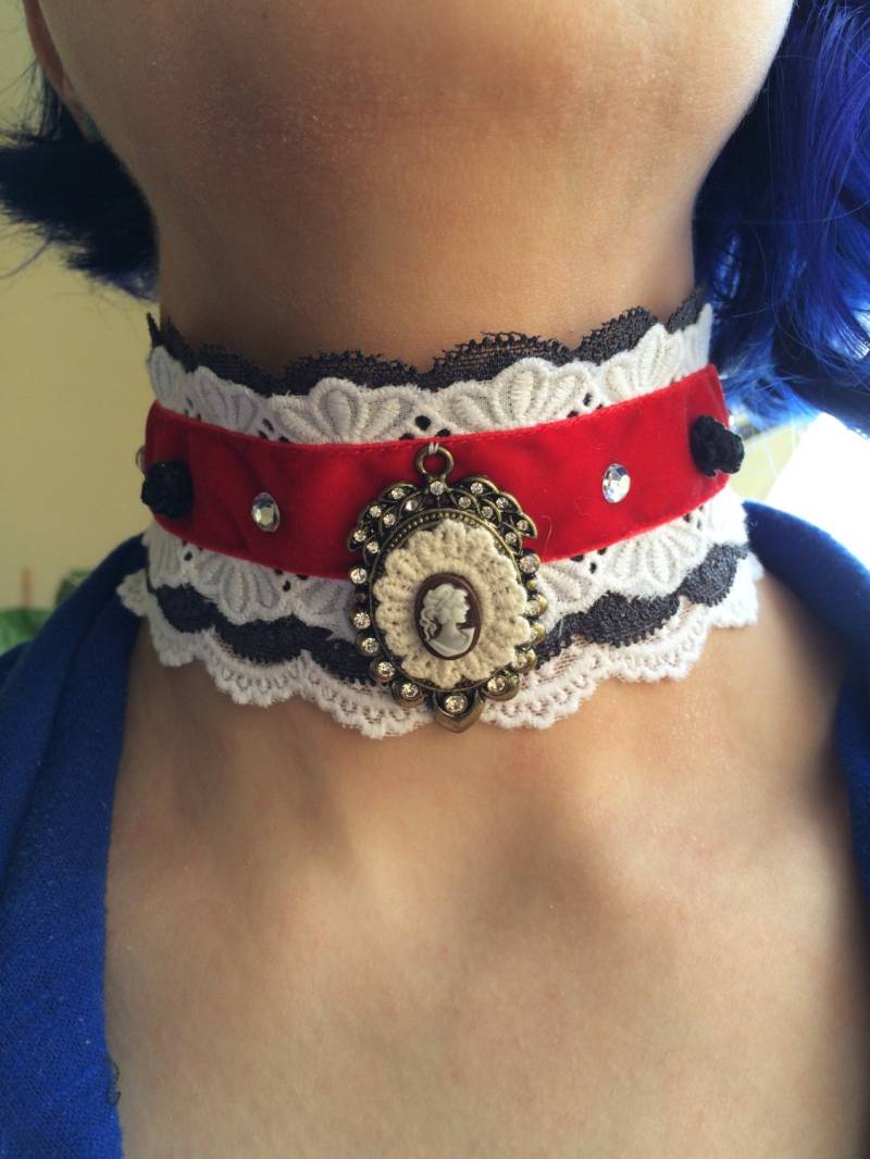 Schwarze Spitze Rot Samt Band Kleine Rosen Und Gold Kamee Halskette von Jackofmany