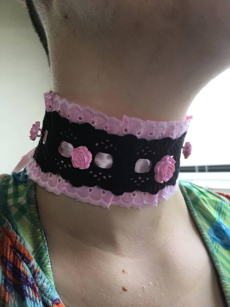 Schwarze Und Rosa Spitze Kekskette Mit Knopf-Rosen von Jackofmany